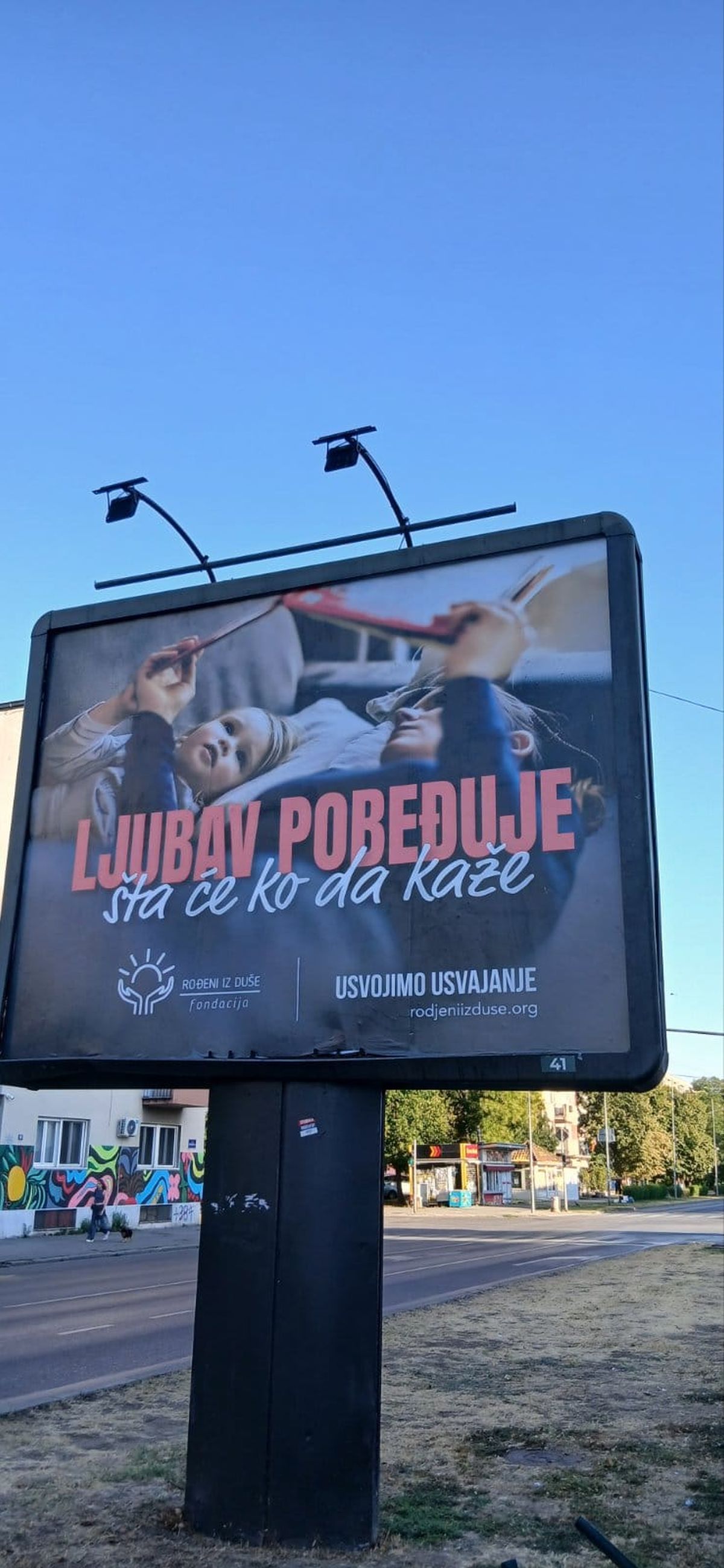 Otkriveno ko stoji iza poruke "Ljubav pobeđuje"