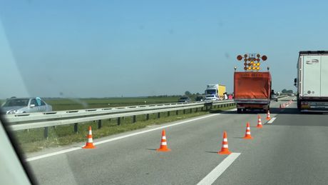 Električno vozilo udarilo u putarski kamion, Miloš Veliki, Obrenovac, Sudar, Saobraćajna nesreća, Udes