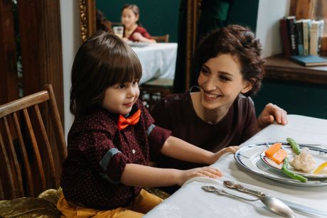 porodica, ručak, restoran, dete, mama, tata