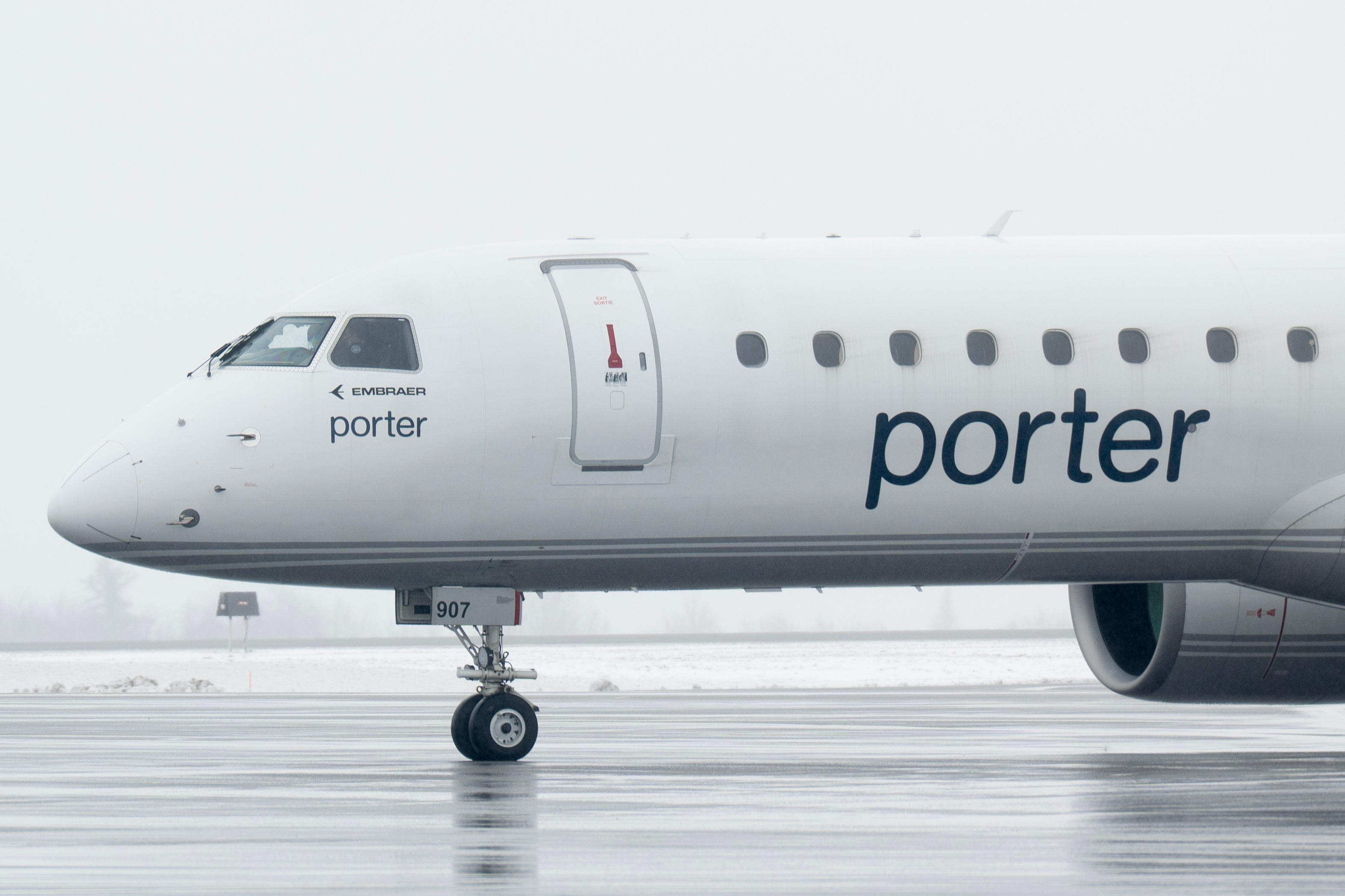 VELIKA POMETNJA Dete odbilo da veže pojas u avionu, let otkazan posle sat vremena ubeđivanja!