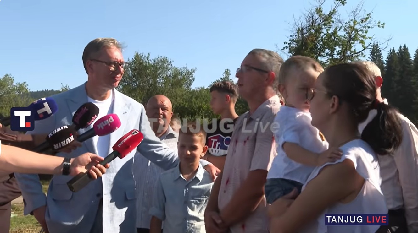 Vučić u Radijevićima kod Nove Varoši obilazi porodicu Purić sa osmoro dece