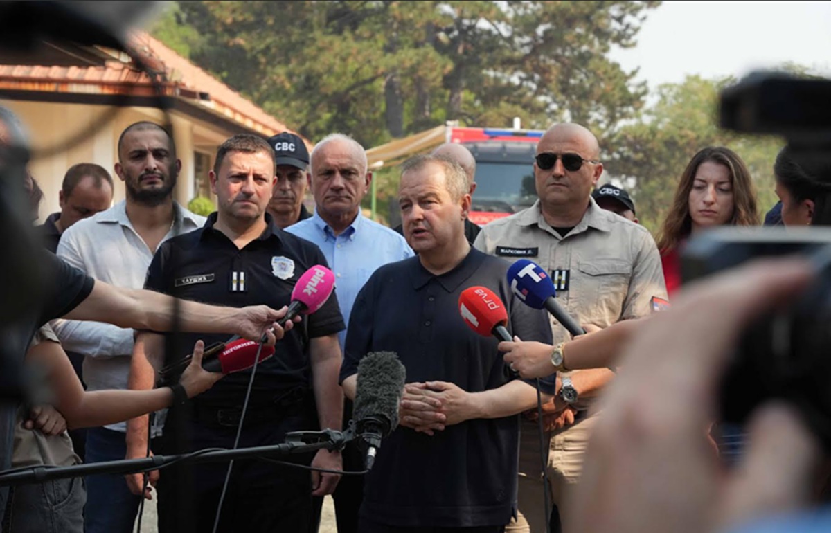 Dačić obišao požarište u Šumarku na području Deliblatske peščare: Situaciјa јe bolja, ali i dalje veoma teška