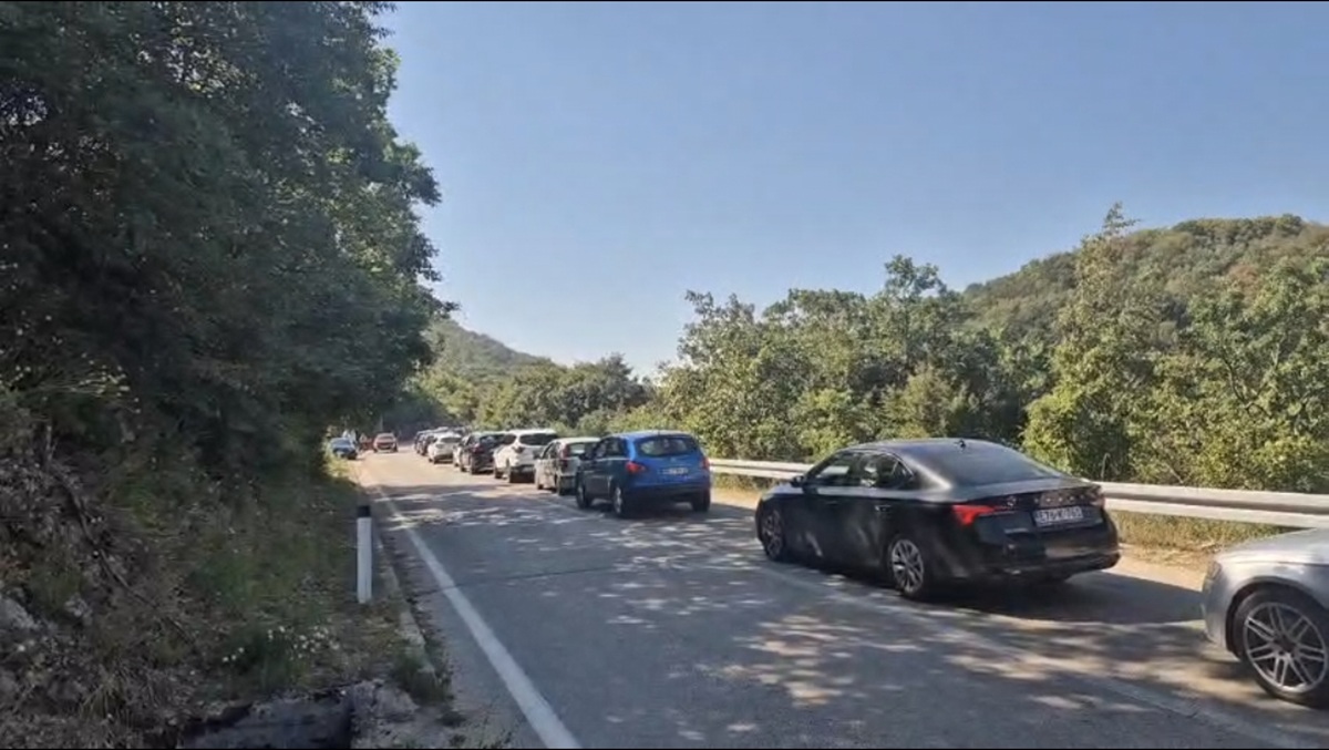 TOTALNI KOLAPS NA PUTU KA MORU Nepregledne kolone na granici BiH i Crne Gore, "zarobljeni" u vozilima satima!