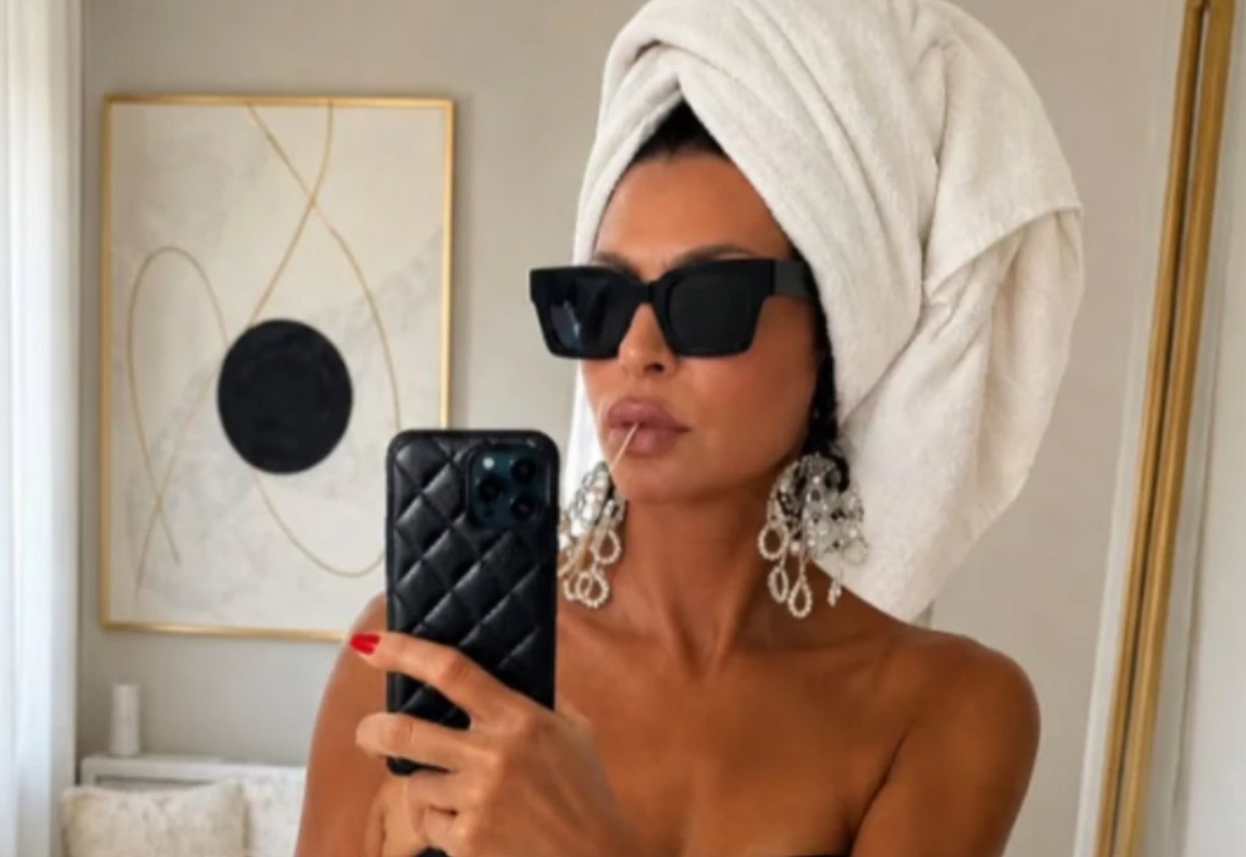 Lidija Vukićević pozira u donjem vešu u hotelskoj sobi: U ustima čačkalica - muškarci ne znaju gde da gledaju