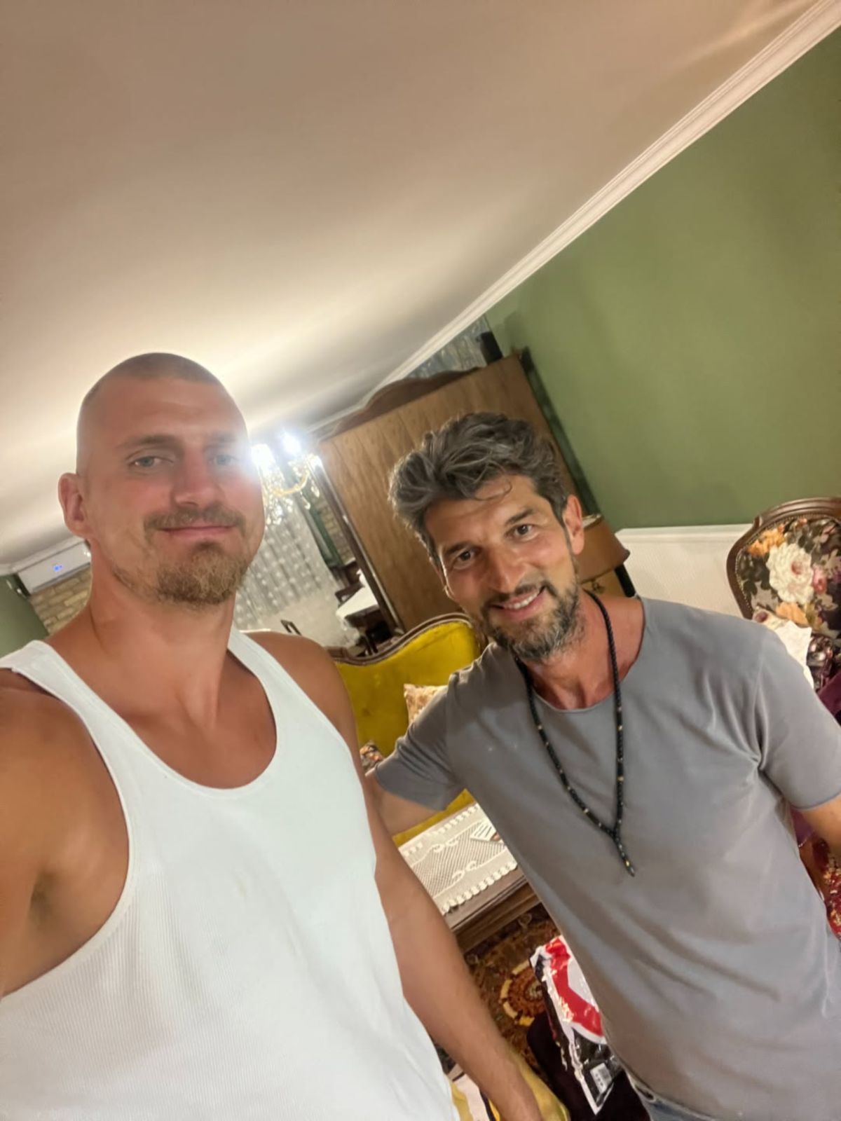 Nikola Jokić otišao kod frizera u Somboru, a ono što mu je ostavio posle šišanja ostavilo ga je bez reči