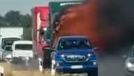 Strašna scena kod Žablja: Kamion se zapalio, usledila eksplozija, vatra kulja na sve strane