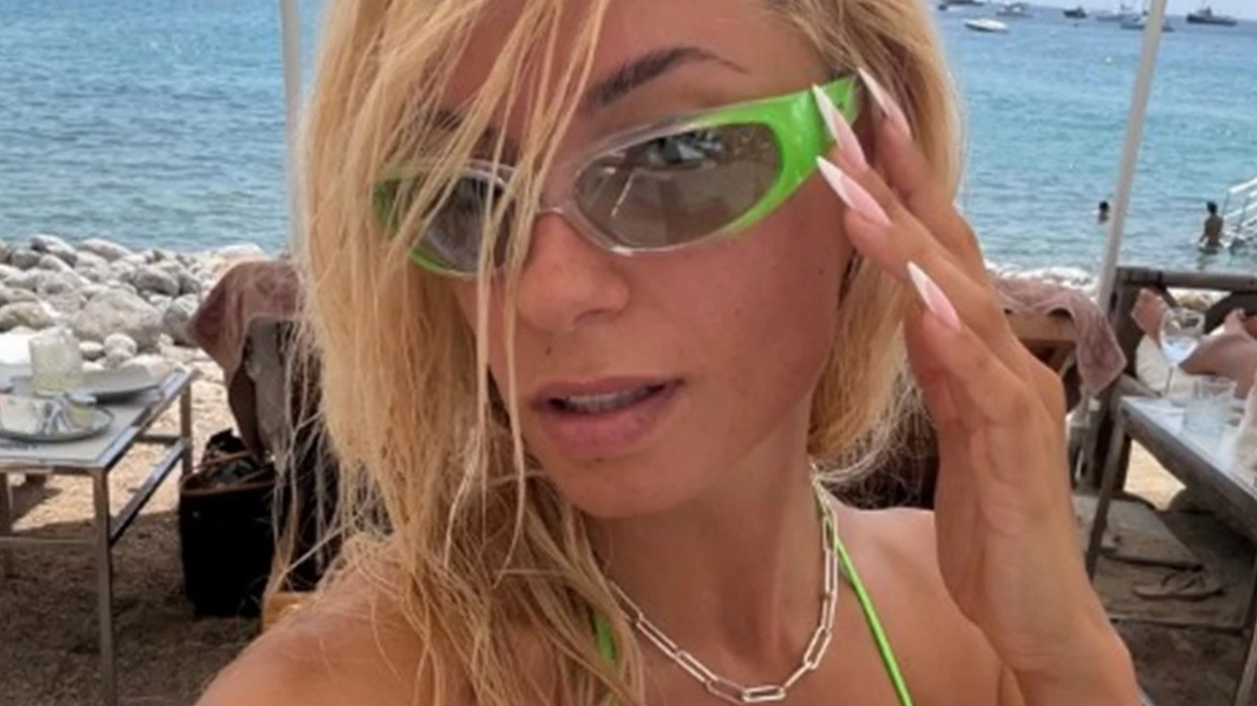 Sara Jo mami uzdahe u mikro bikiniju! Pevačica uživa na Ibici: Od dečka Alekseja Bjelogrlića ni traga ni glasa