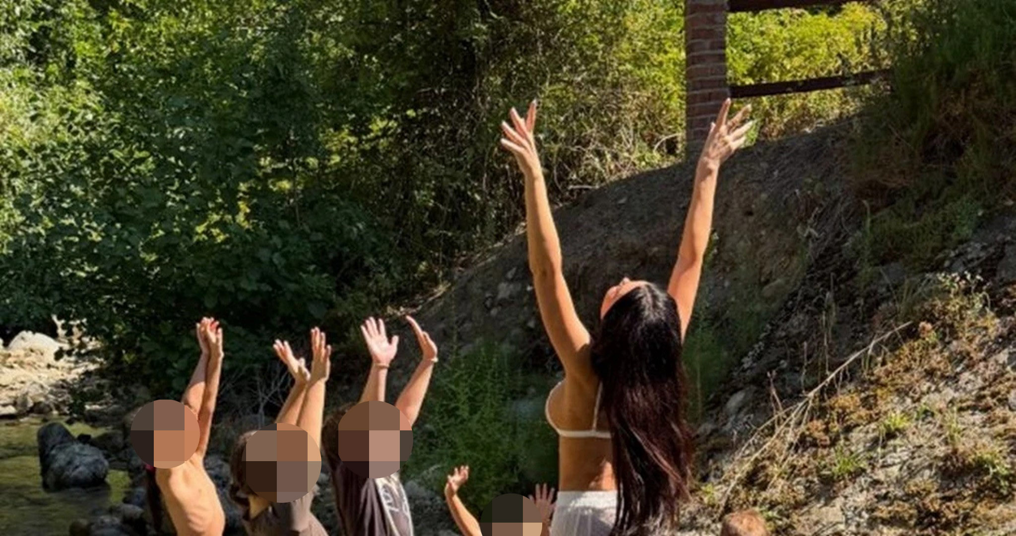 Stanija uživa u seoskoj idili sa decom: Posetila rodni kraj u Hrvatskoj, brčka se u potoku - sve joj potaman