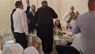 Šou na Zlatiboru! Monah uzeo mikrofon usred svadbe i popeo se na stolicu: "Skini mantiju, čeka te Vendi"