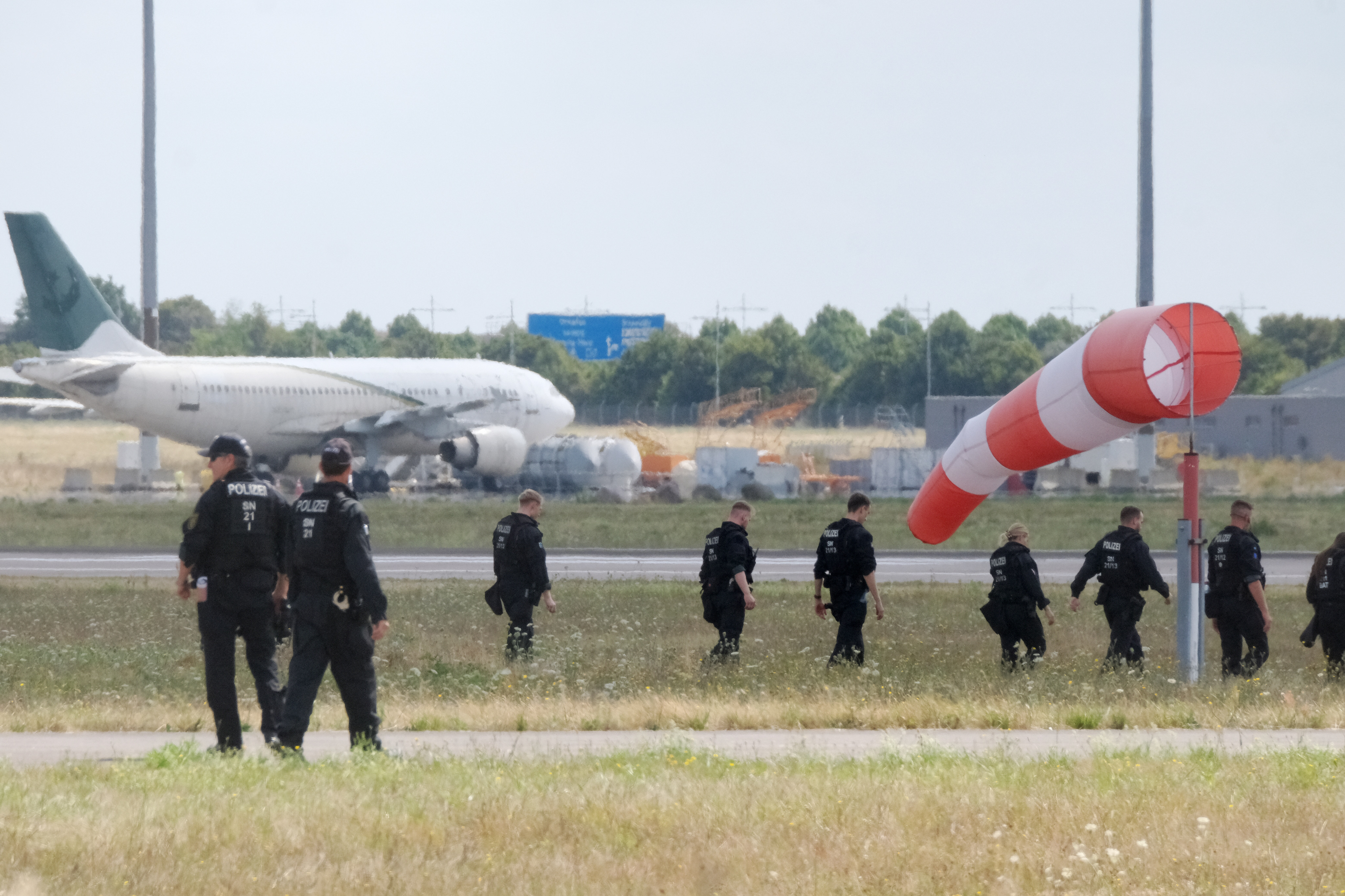 Šta se ovo dešava? Nemačka u panici, lociran još jedan dron na aerodromu! Više put obustavili letove