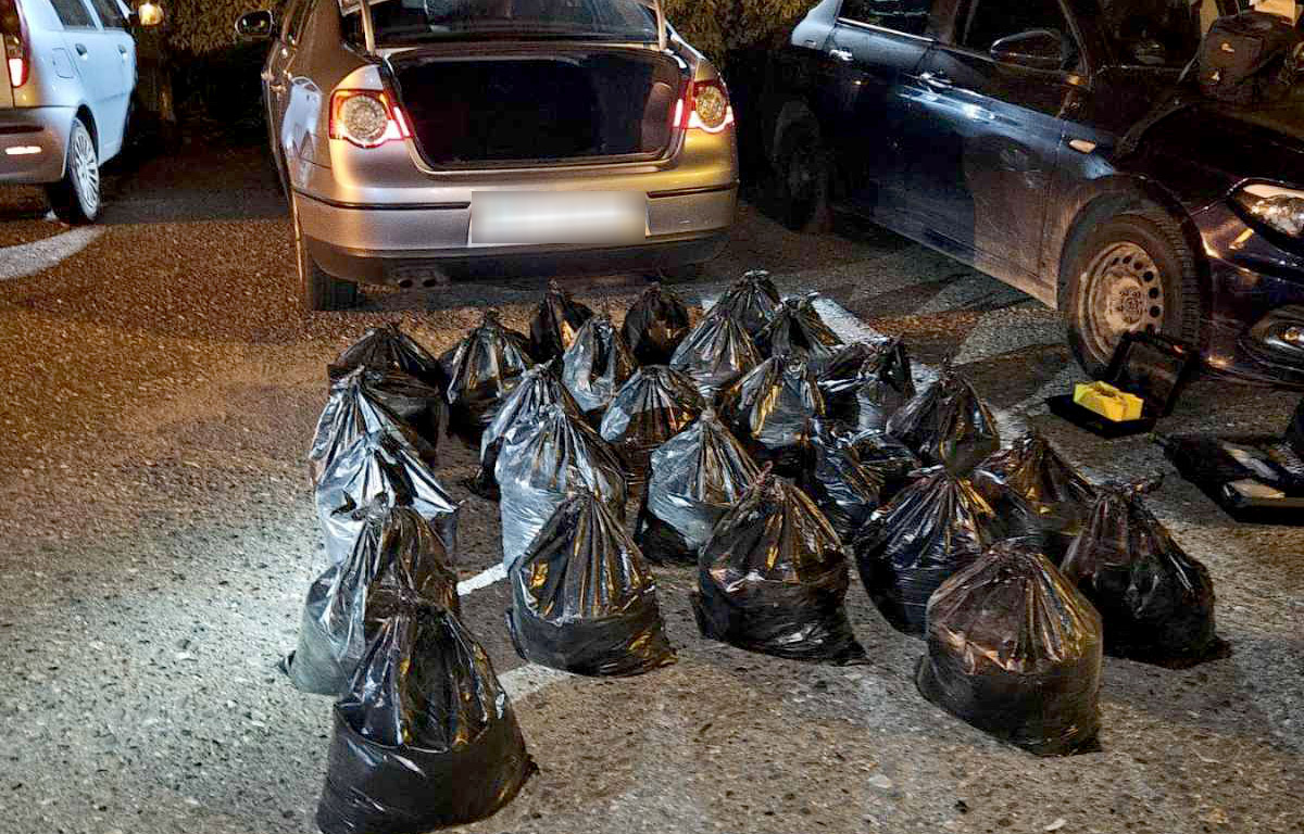 Zaustavili auto, pa pronašli više od 140 kilograma duvana: Krivična prijava protiv muškarca (38)