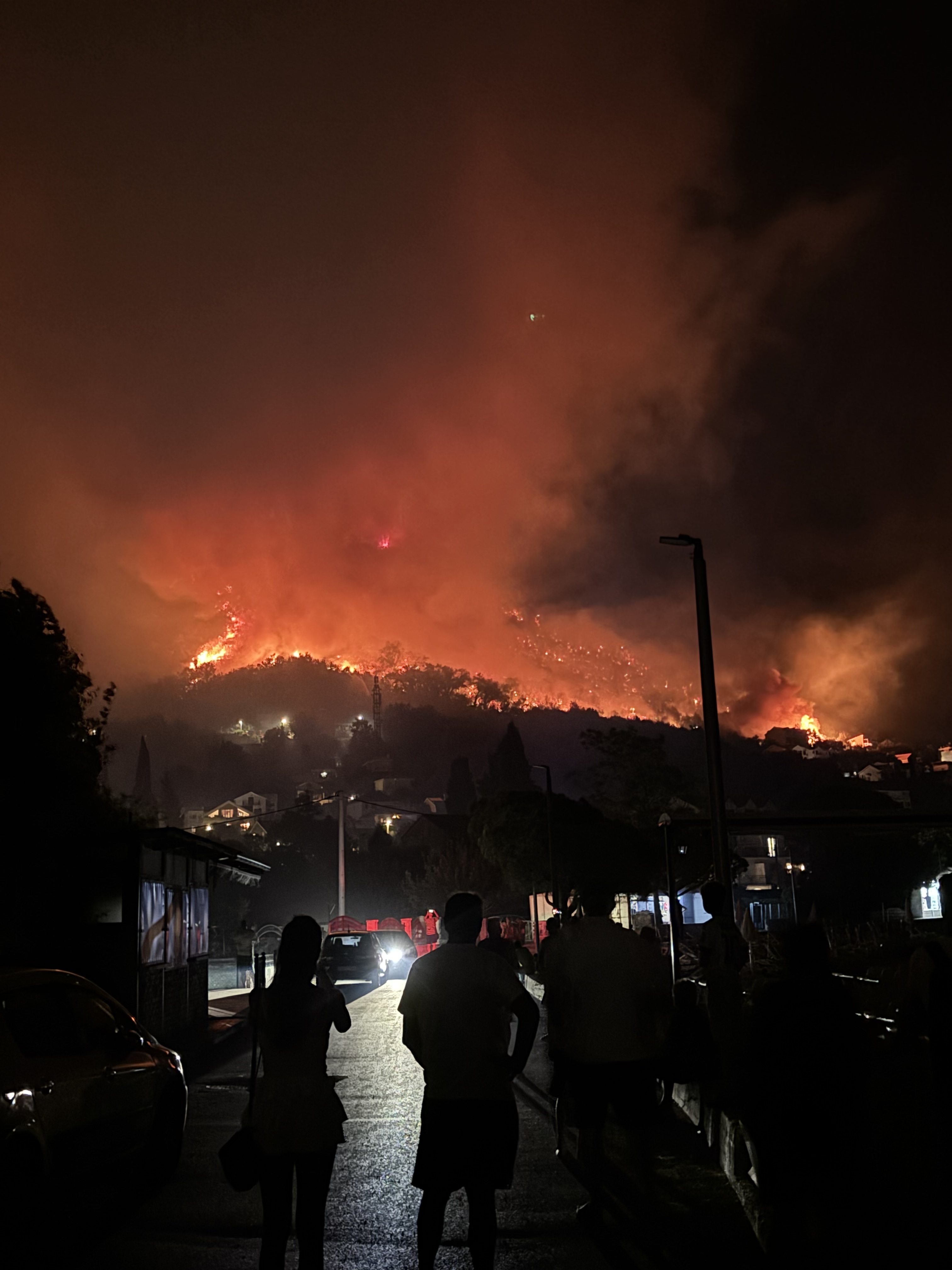 Meštani Bijele u strahu gledaju u brdo koje požar guta: "Svi su u panici, vetar nosi pepeo..."