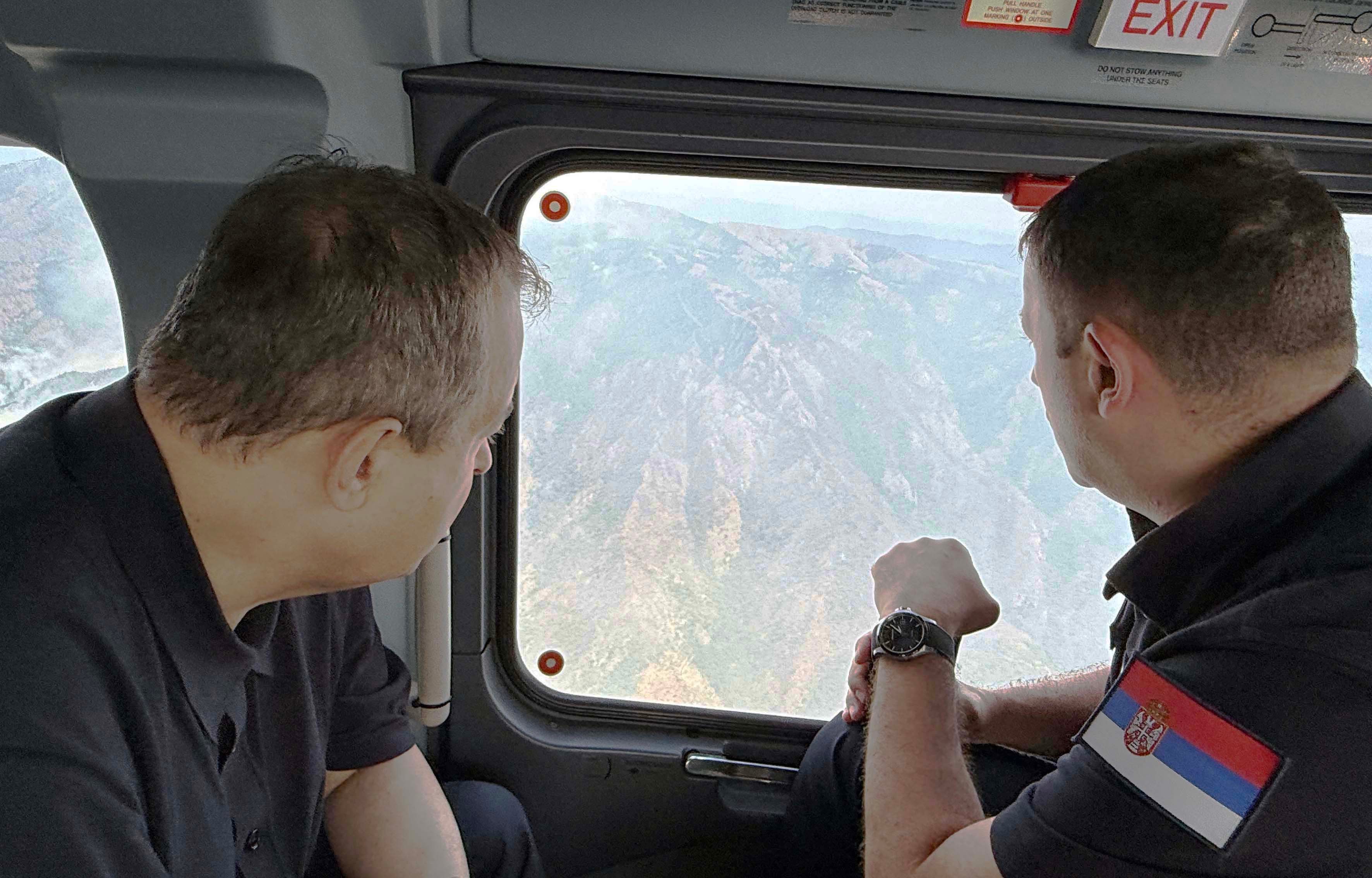 U gašenju požara na Stolovima dejstvuje i helikopter, i dalje aktivna dva fronta