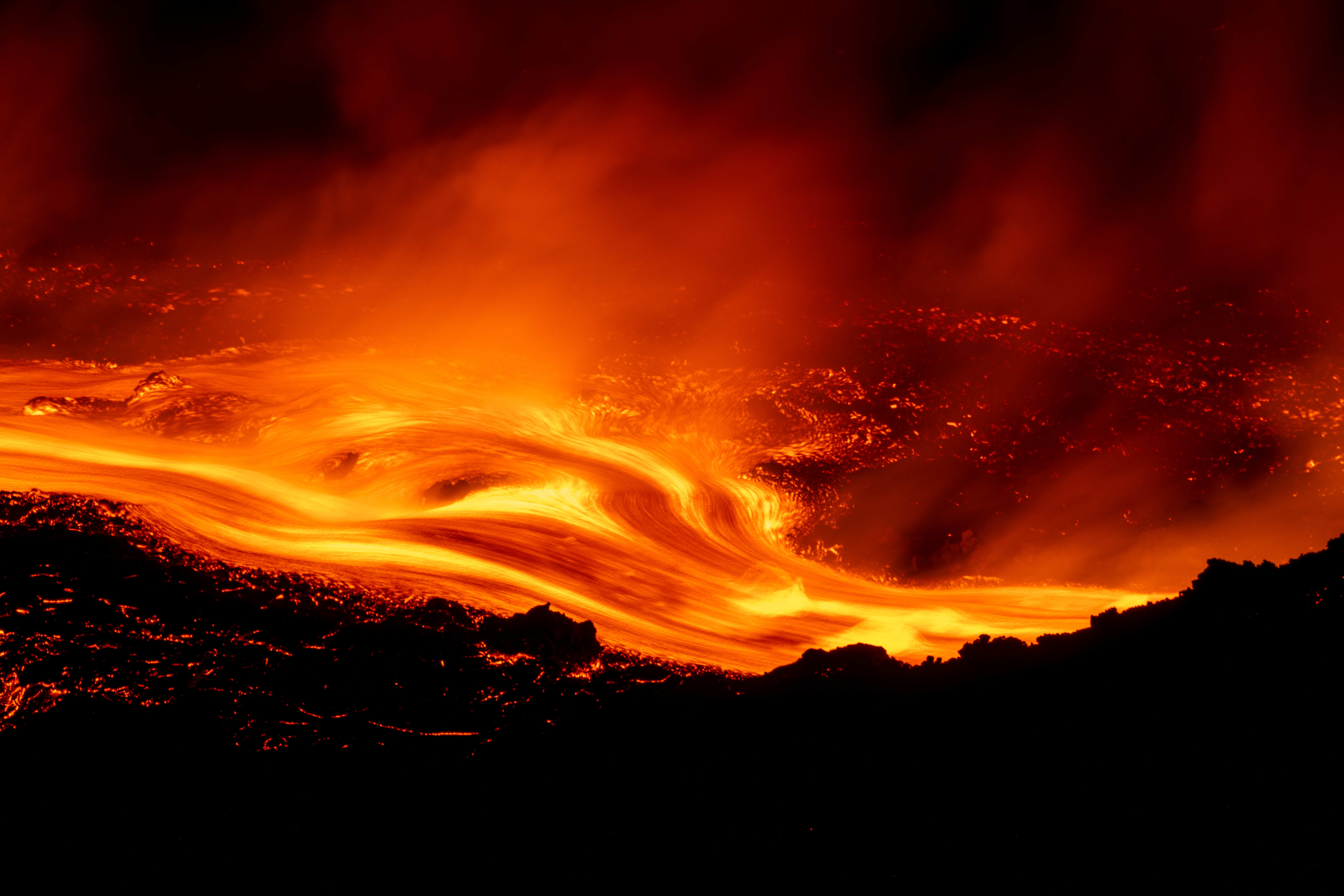 Erupcija Etne paralisala Siciliju: Hiljade putnika zarobljeno, otkazano 190 letova, pepeo stigao do Libije