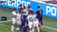 Živković dao gol kakav ne daje često, pa zbog tuče i haosa dobio crveni karton, Srbin ga smirivao, pa slavio!