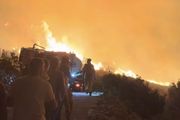 Požar se ponovo razbuktava iznad Baošića: Pepeo pada po ljudima, meštani jedva dišu, u strahu gledaju ka brdu