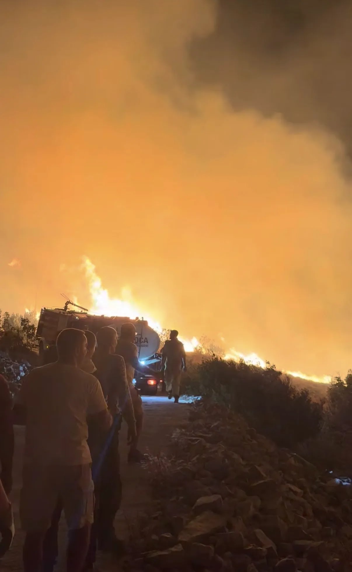 Požar se ponovo razbuktava iznad Baošića: Pepeo pada po ljudima, meštani jedva dišu, u strahu gledaju ka brdu
