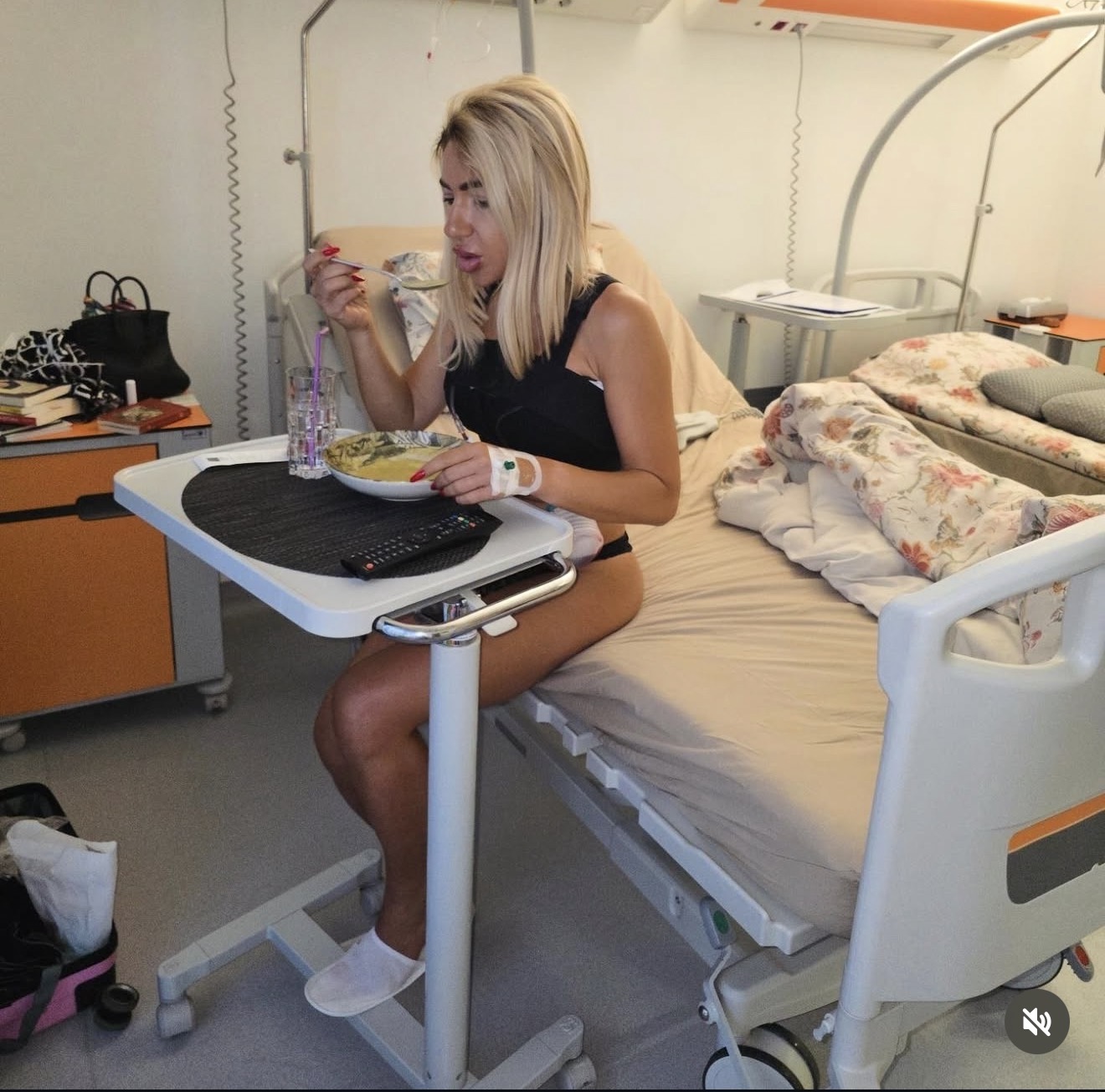 Prve fotografije Jovane Jeremić nakon uvećanja grudi! Voditeljka u zavojima pokušava da jede