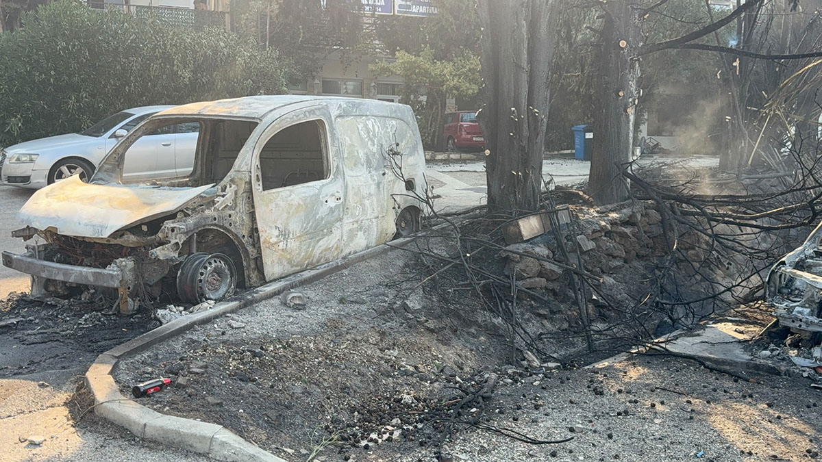 People spreading fire in crazy way in Omis, firefighters begging them: "Stop doing that"