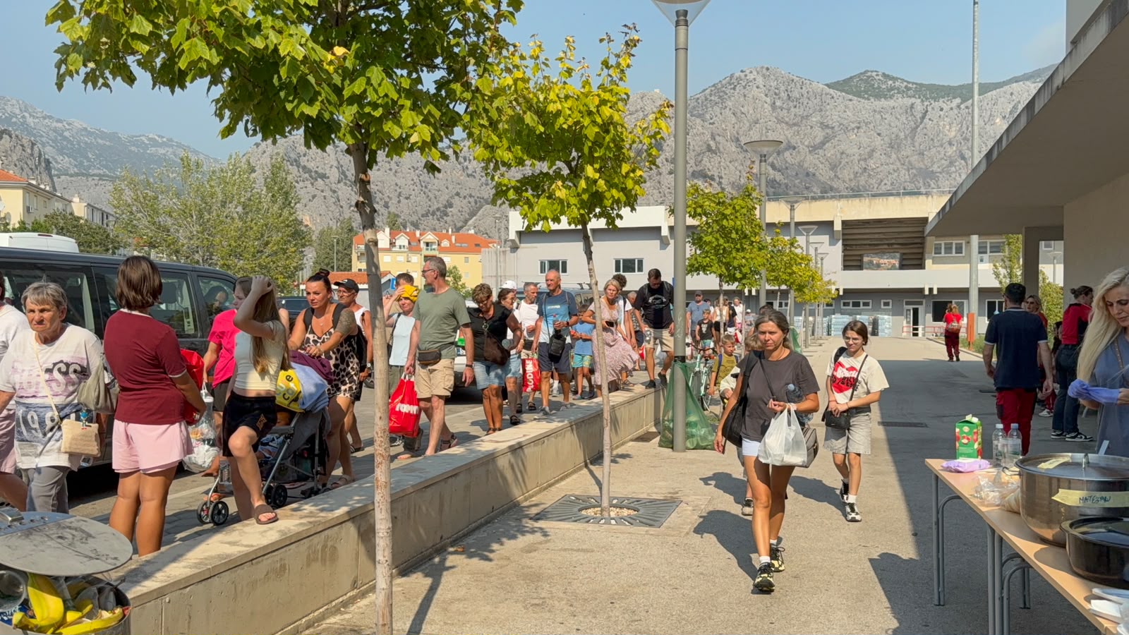Sve je spremno za najneizvesniju noć u Omišu: Ovde će prespavati oni koji teško da će oka sklopiti