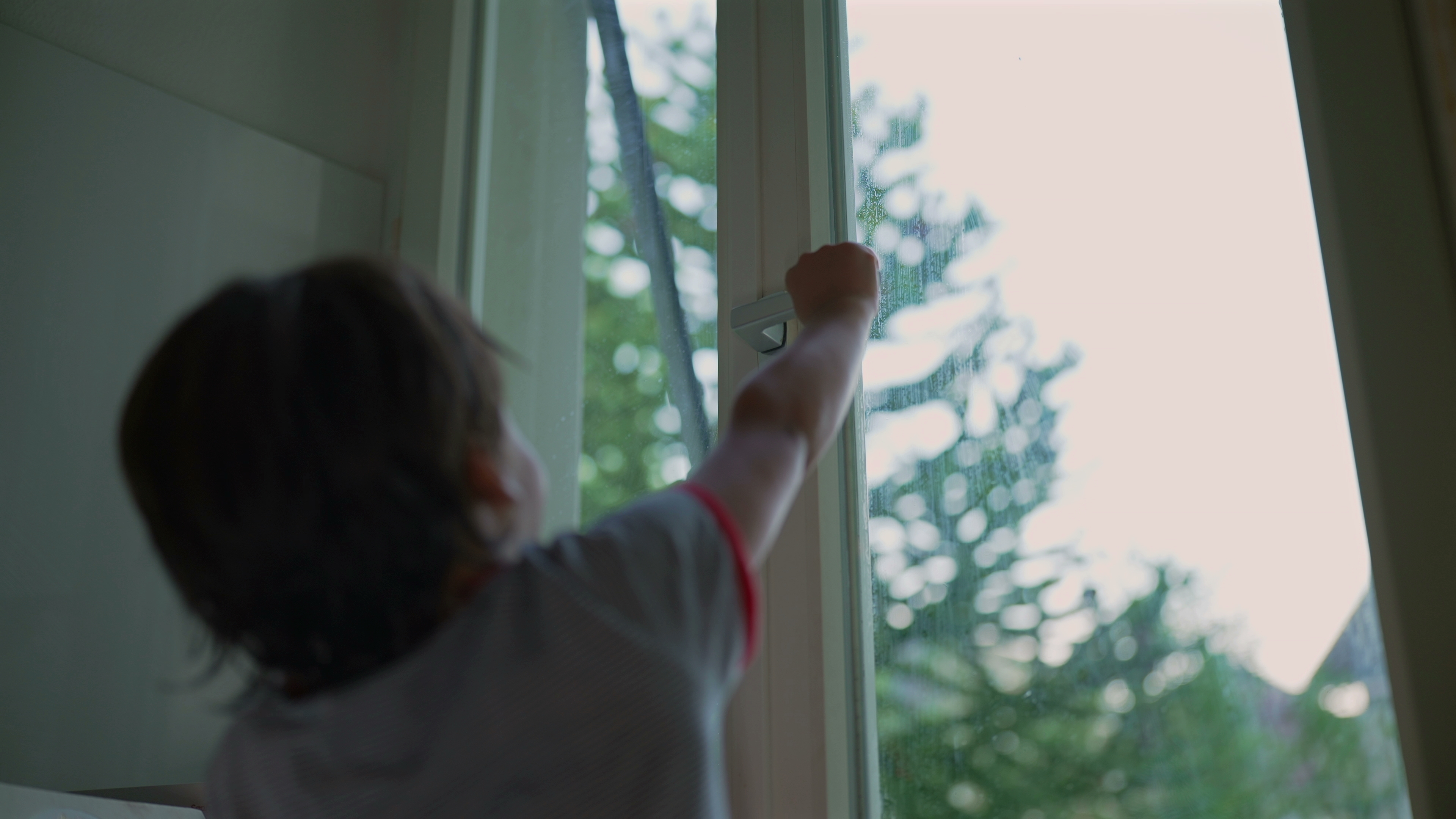 Dečak (6) s autizmom skočio kroz prozor, doktori u bolnici došli do šokantnog otkrića: Majka odmah uhapšena!