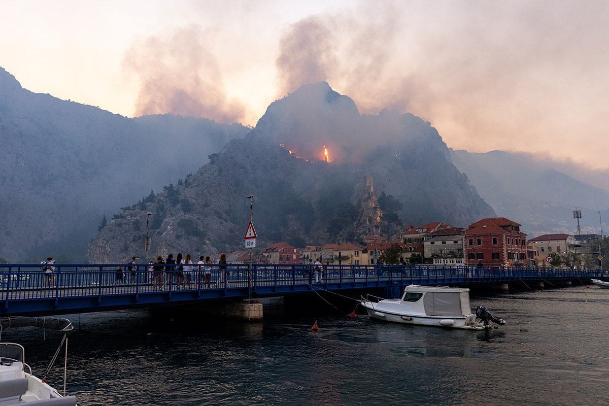 SREĆA U NESREĆI Iz mora kod Omiša spaseno 200 ljudi koji su pokušali da pobegnu od požara