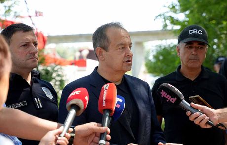 Ministar Ivica Dačić,Deliblatska peščara požar,Vatrogasci, Brod