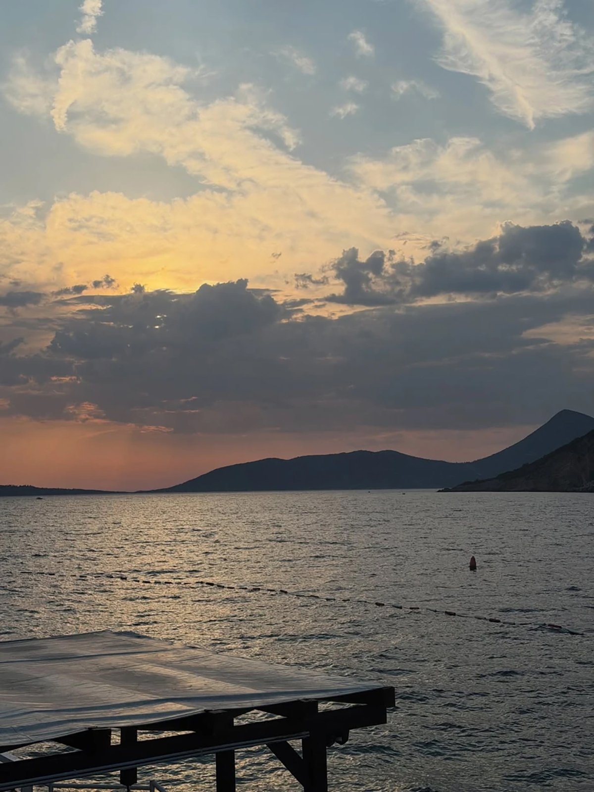 Srpska voditeljka bila u vezi sa ženom, a sada se skinula u vrući bikini pa pokazala atribute: "Rođena da..."