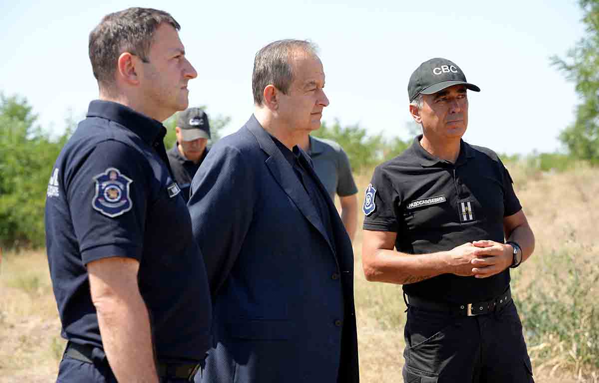 Dačić: Požar na planini Stolovi kod Kraljeva lokalizovan na tri od četiri lokacije