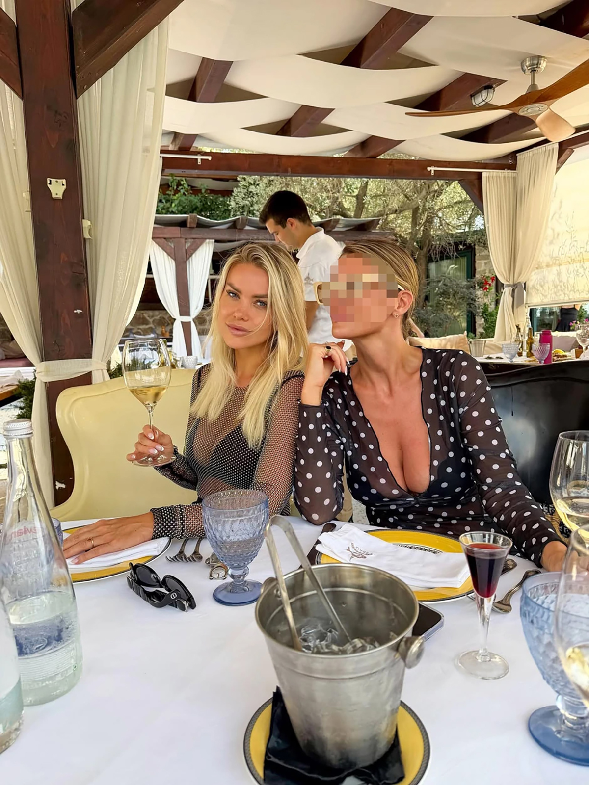 Srpska voditeljka bila u vezi sa ženom, a sada se skinula u vrući bikini pa pokazala atribute: "Rođena da..."