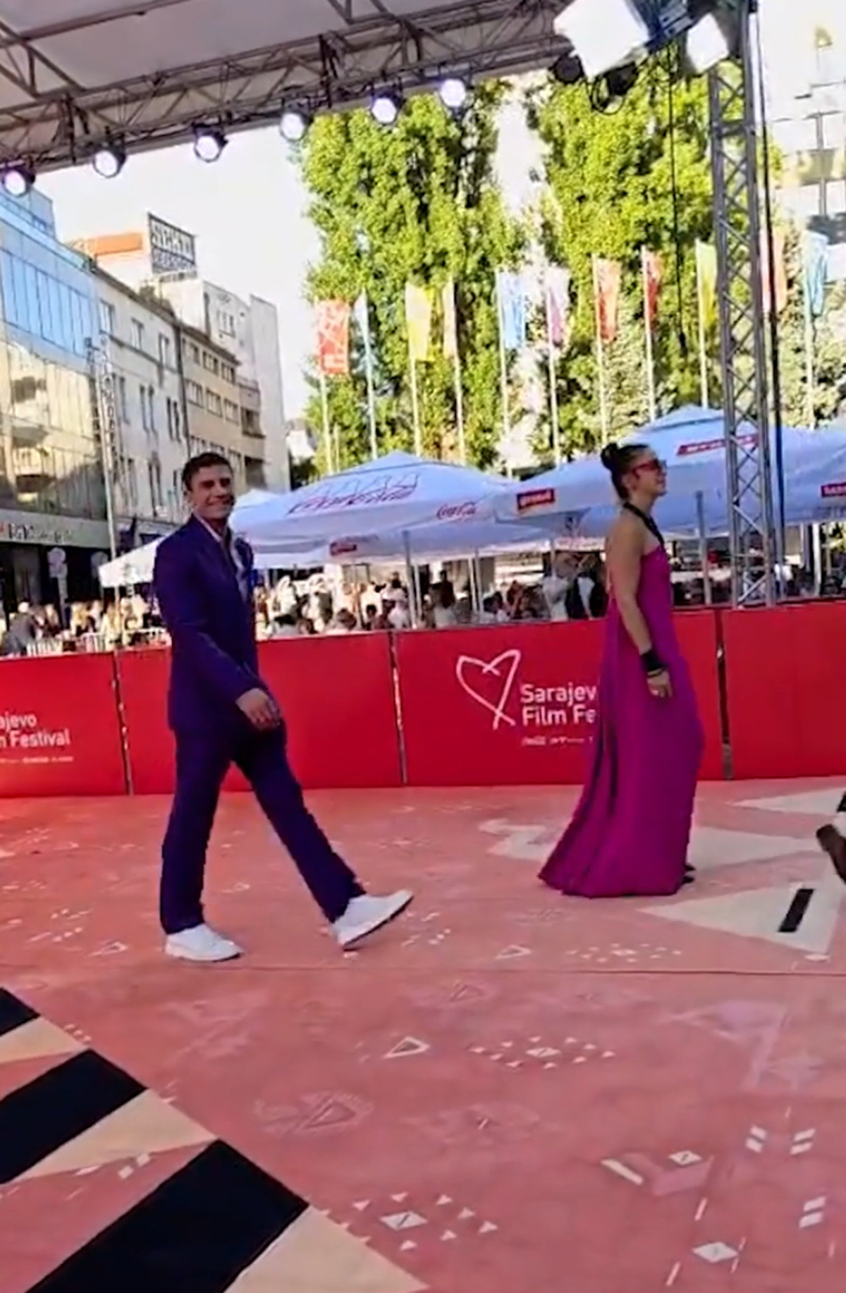 Sarajevo živi film punim plućima: Drugo veče festivala donelo glamur, zvezde i pune ulice