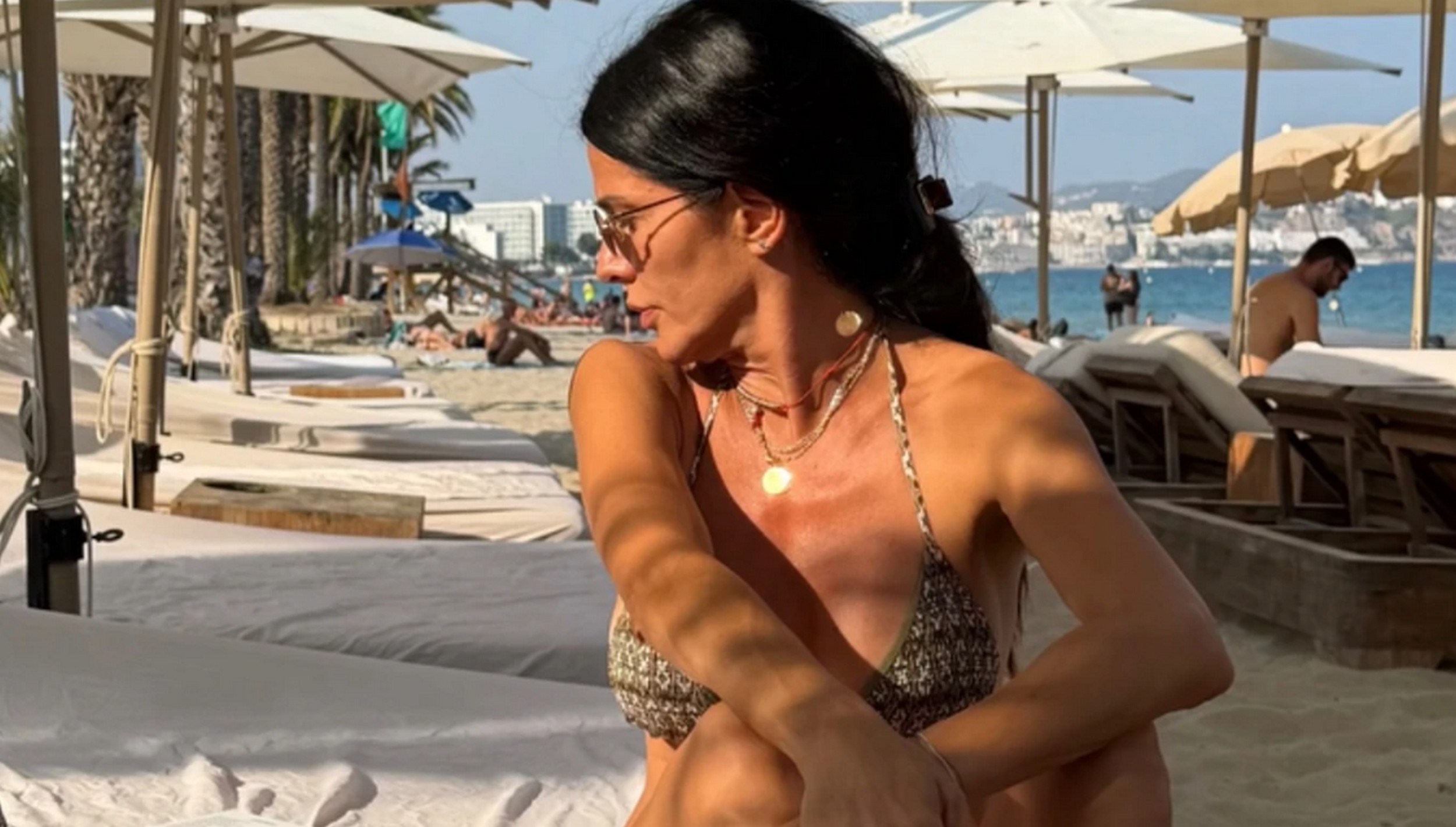 Skinula se voditeljka! U bikiniju izgleda brutalno, a onda otkrila šta je čeka! Evo zašto odlaže fotke sa mora