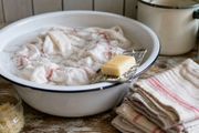Kuhinjske krpe su vam sive i tvrde? Pre pranja uradite nešto što su znale naše bake, a nije varikina i kuvanje
