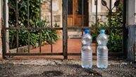 Flaše sa vodom ispred kuća zbunjuju turiste u Italiji: Iza svega se krije neobično verovanje