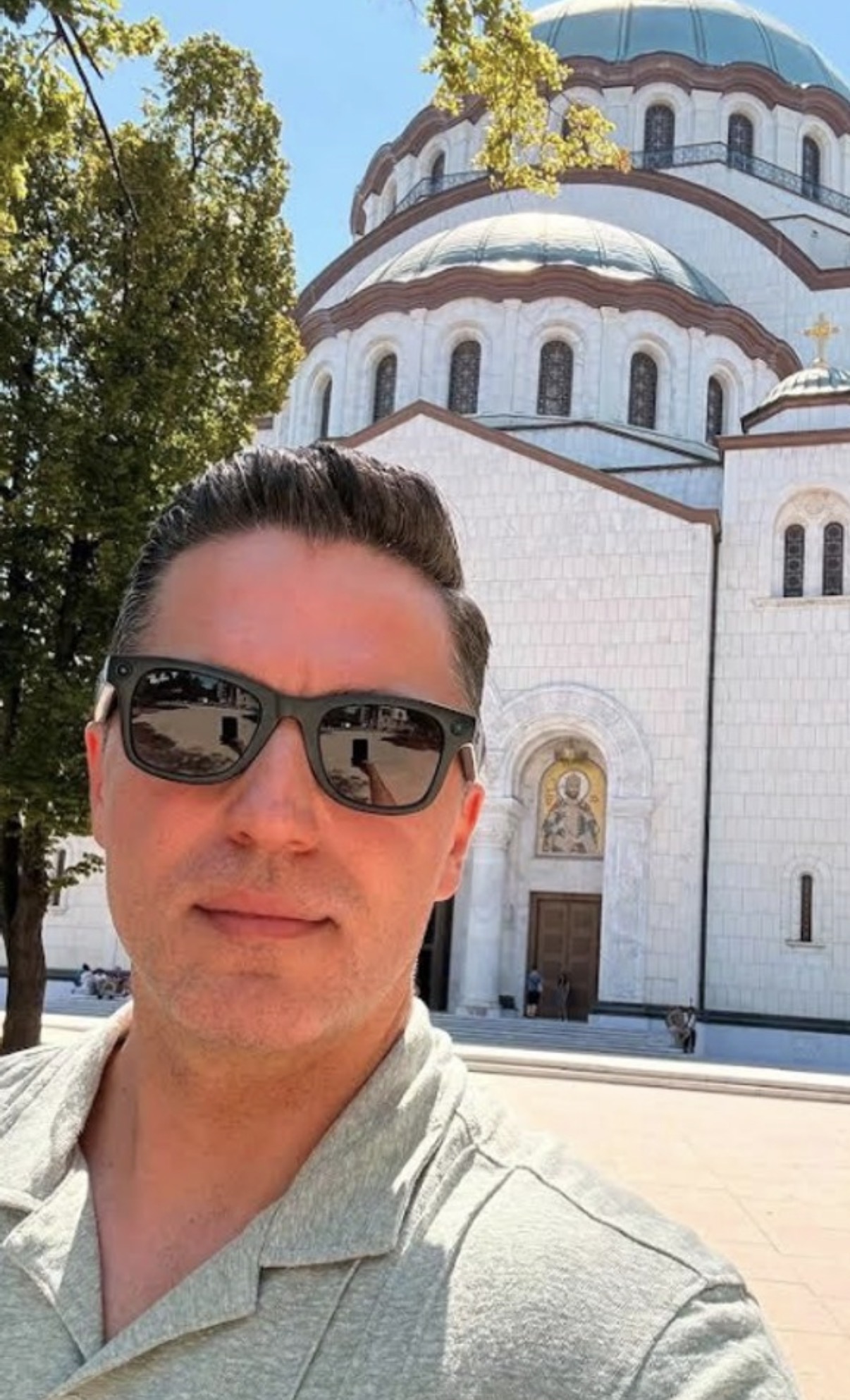 Voditelj je pre 11 godina godina pobegao iz Srbije zbog nasilja, sad se vratio i otišao u Hram: Ovako izgleda