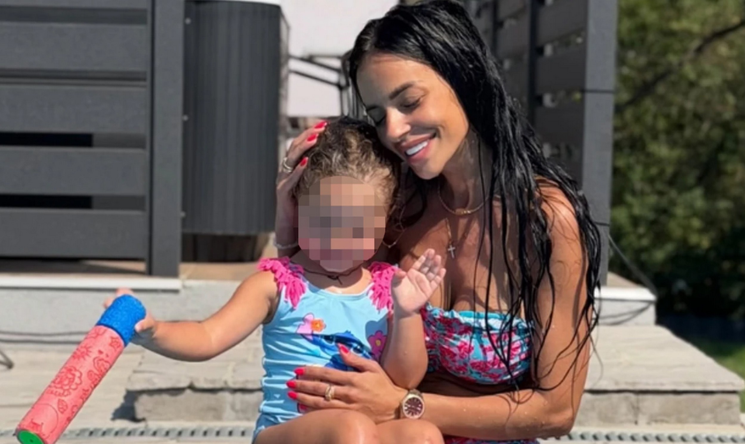 Bivša voditeljka rodila ćerku rijaliti zavodniku: Objavila sliku kraj bazen sa naslednicom pa raznežila sve