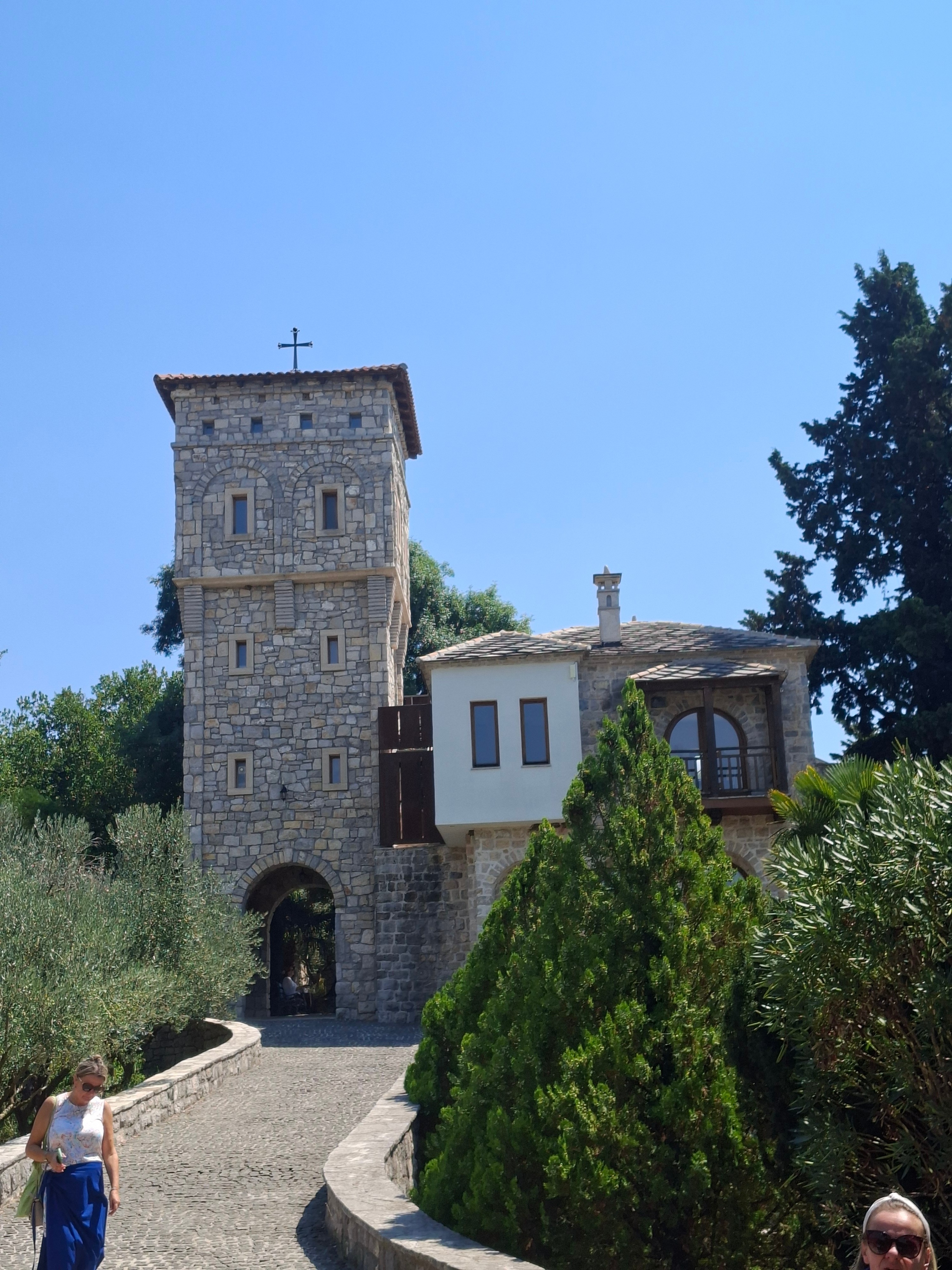 Posetili smo manastir gde se zamonašio Vasilije Ostroški: Svetinja postaje sve popularnija srpskim turistima