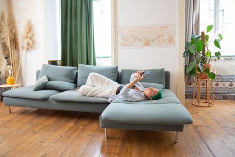 sofa. dom, uća, stan, žena, devojka, telefon