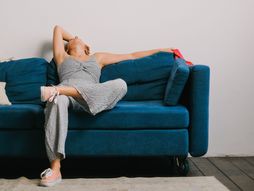 sofa. dom, uća, stan, žena, devojka,