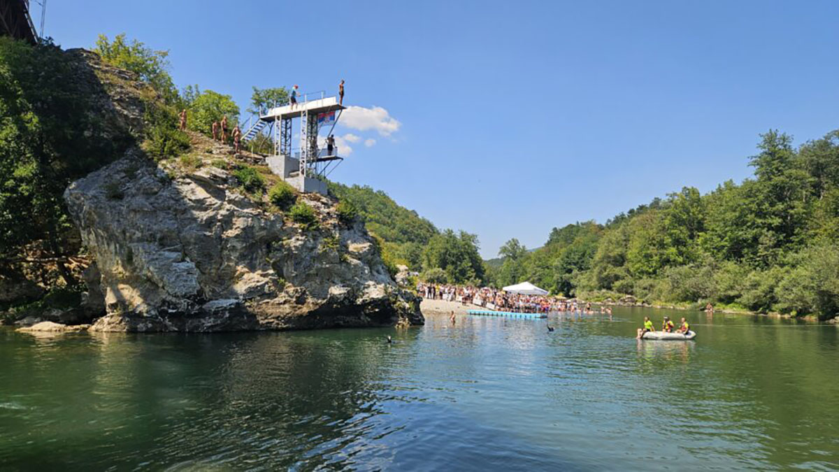 LET KOJI ODUZIMA DAH Užičanin skočio sa litice visoke 16 metara i ponovo POKORIO Lim!