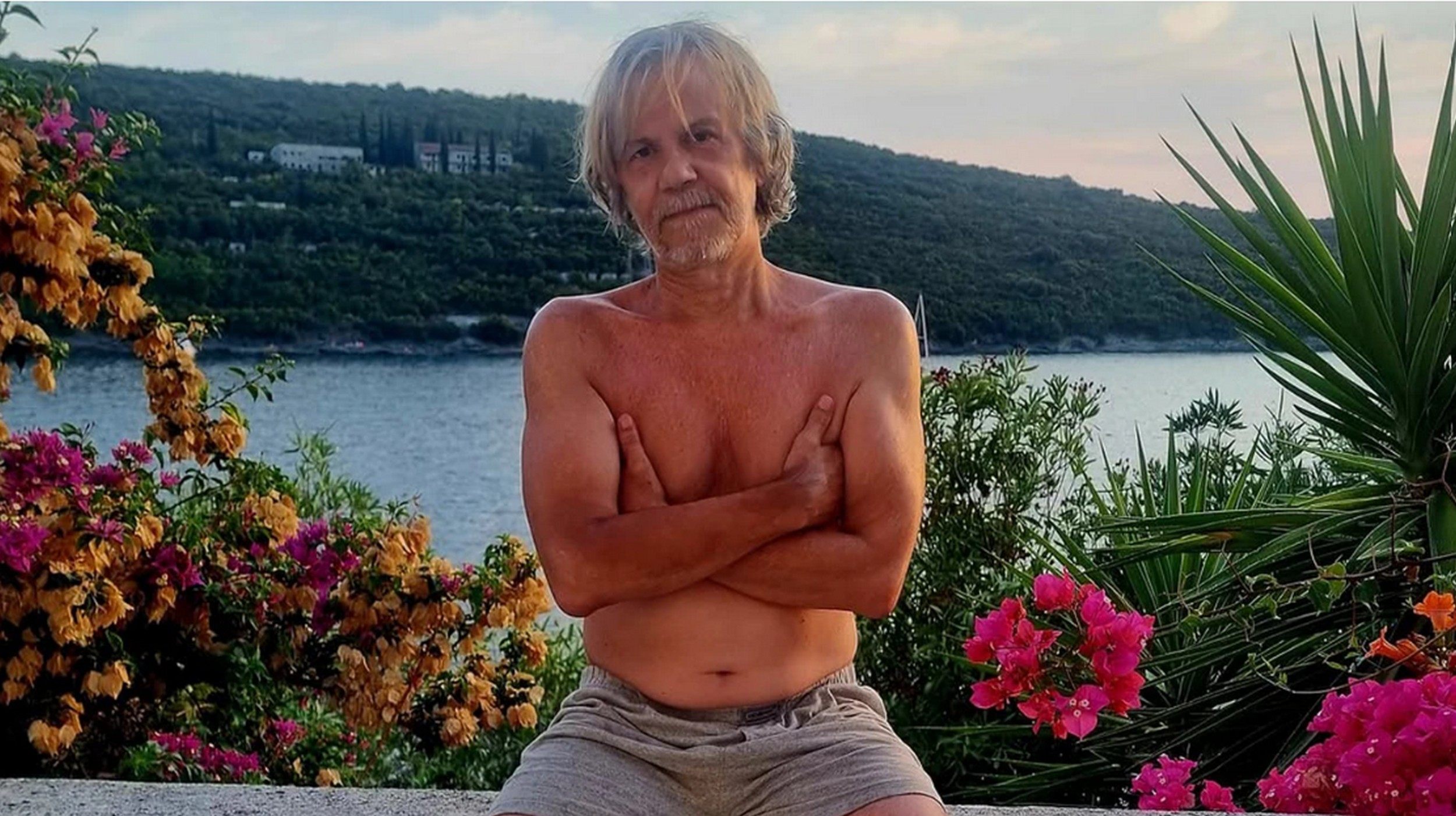 Skinuo se Žika Todorović! Glumac pozira bez majice u svojoj oazi mira na moru - oko njega prava idila