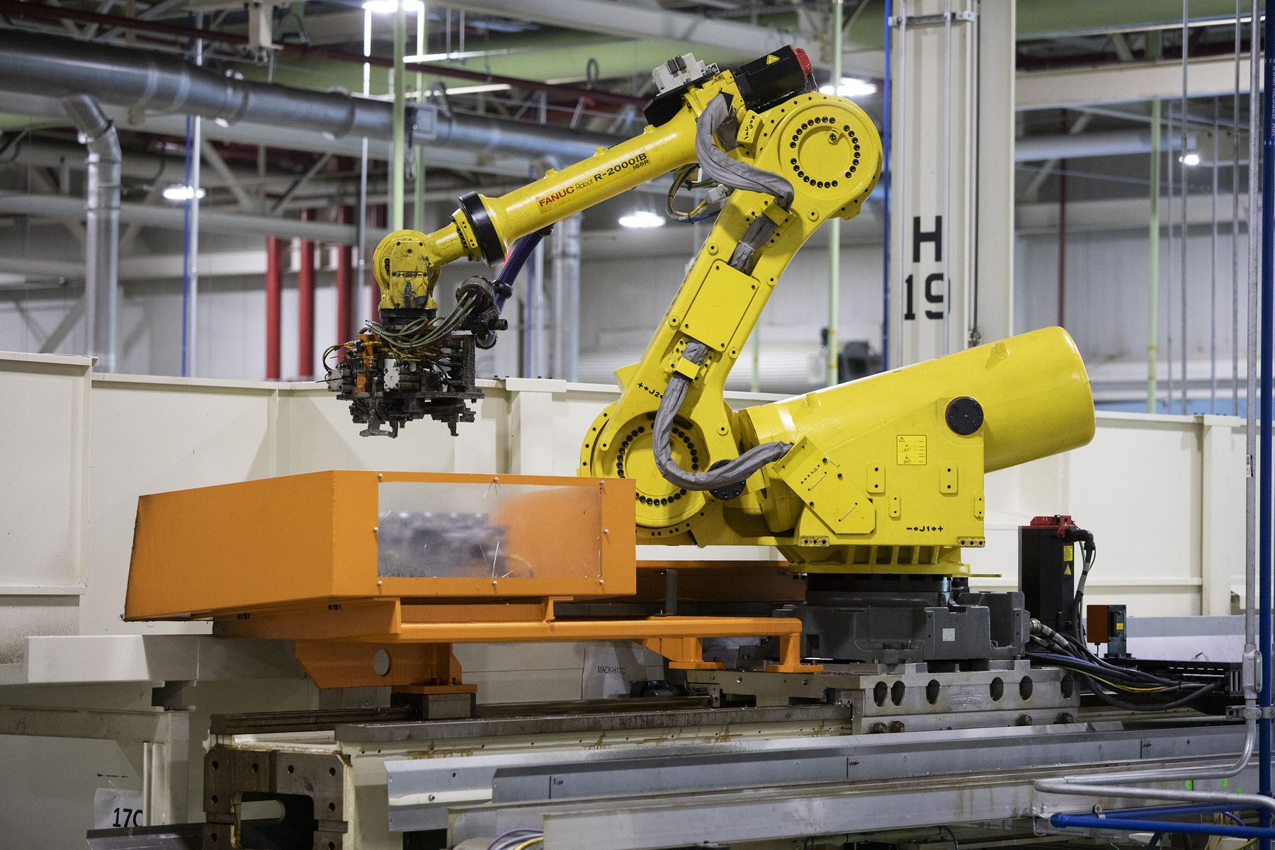 Radnika u fabrici ubio robot: Robotska ruka mu priklještila rame, pa ga smrskala