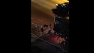 UZNEMIRUJUĆI VIDEO OTMICE U NOVOM SADU: Bori se na zemlji da pobegne, obrt u krvavoj G klasi!