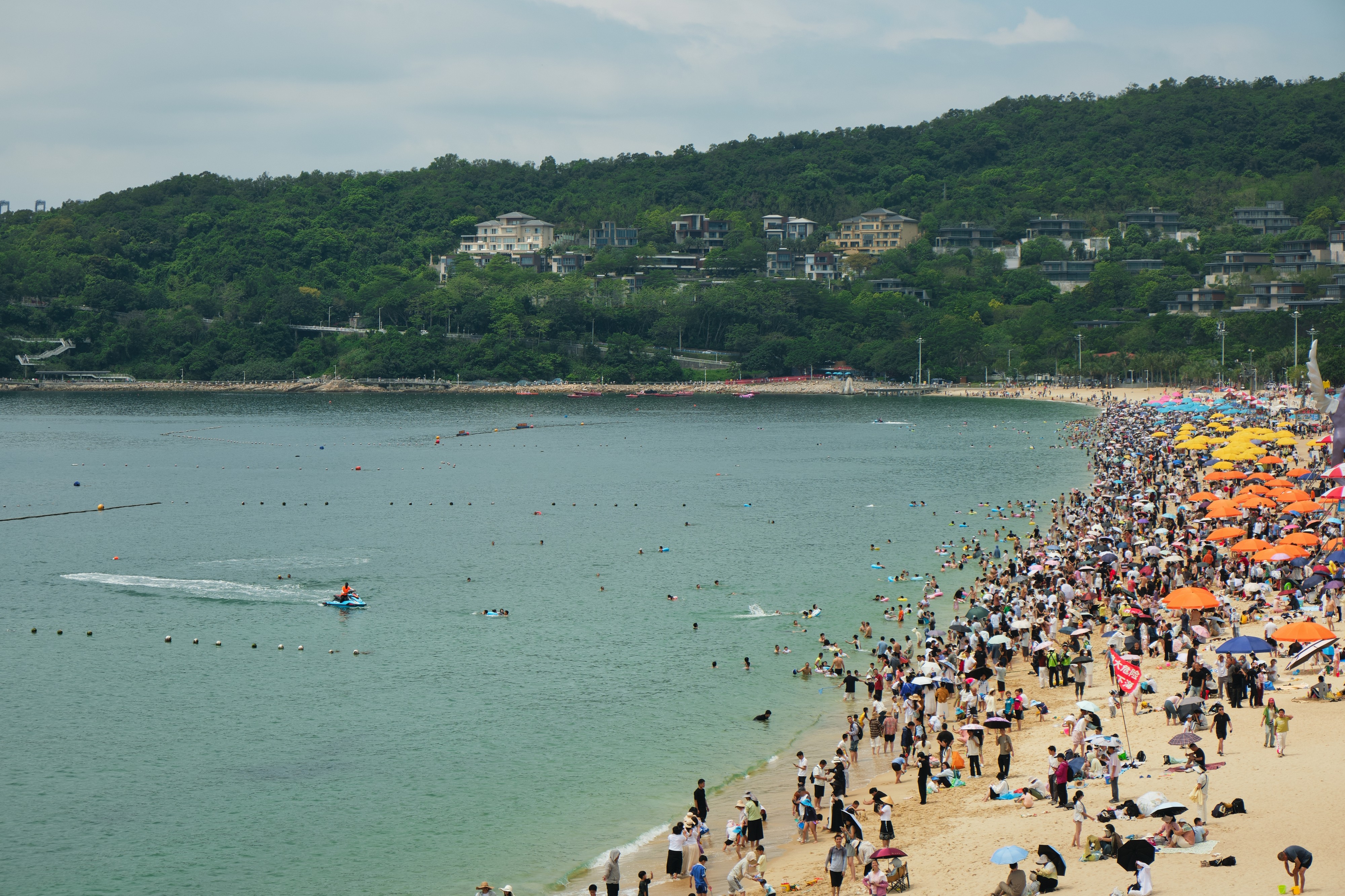 Ovo je najposećenija plaža na svetu, na njoj boravi 200.000 ljudi: Turisti se žale, ne mogu da dođu do vode