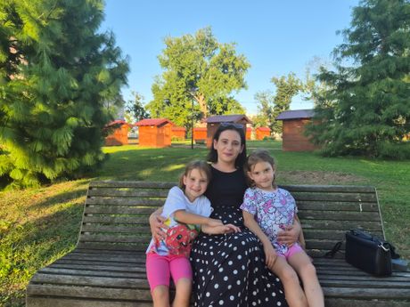 Valentina i Kristina danas sa majkom Marijom