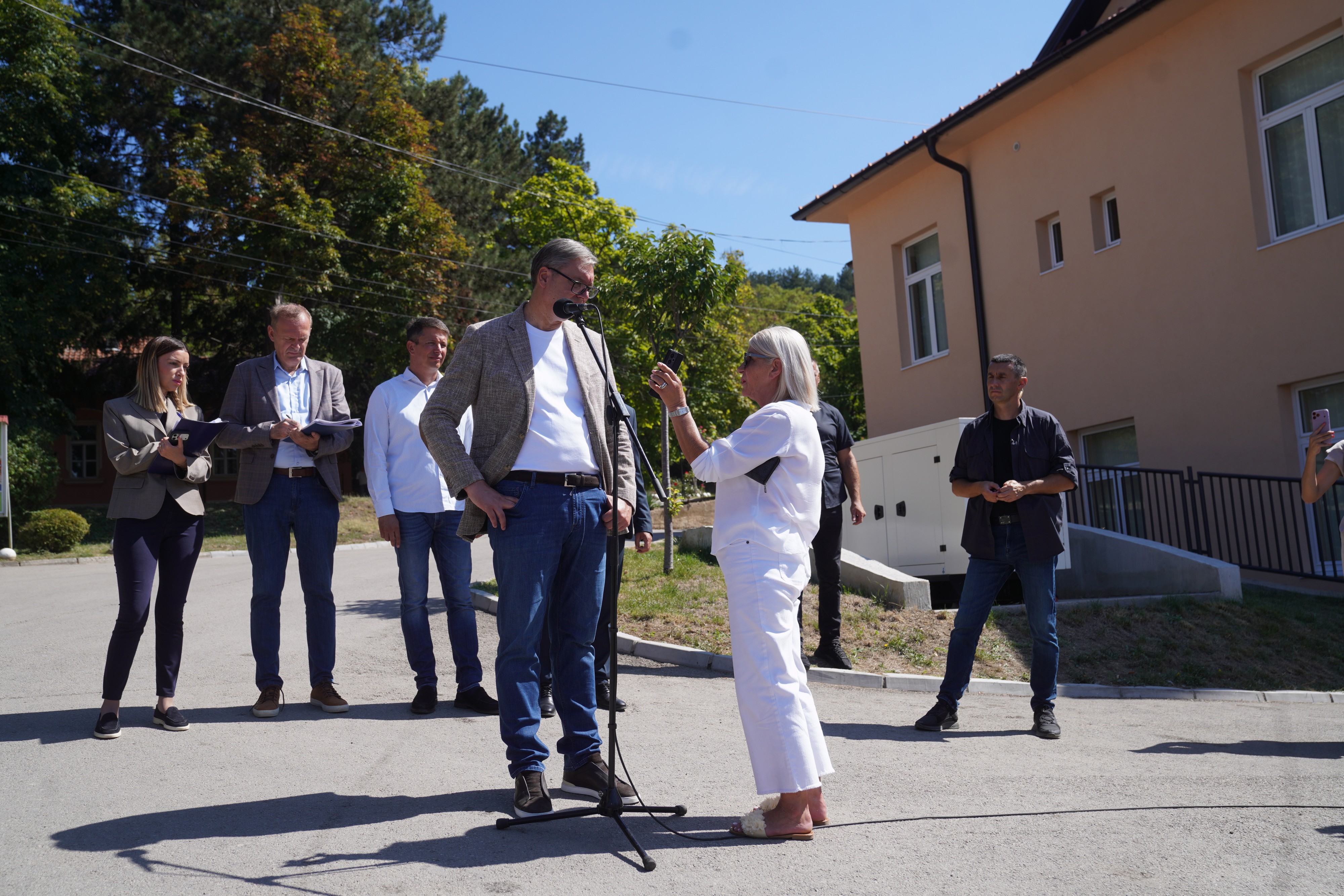 Vučić u Pejkovcu obilazi preduzeće za ambalažu "Kesa" i razgovara sa meštanima