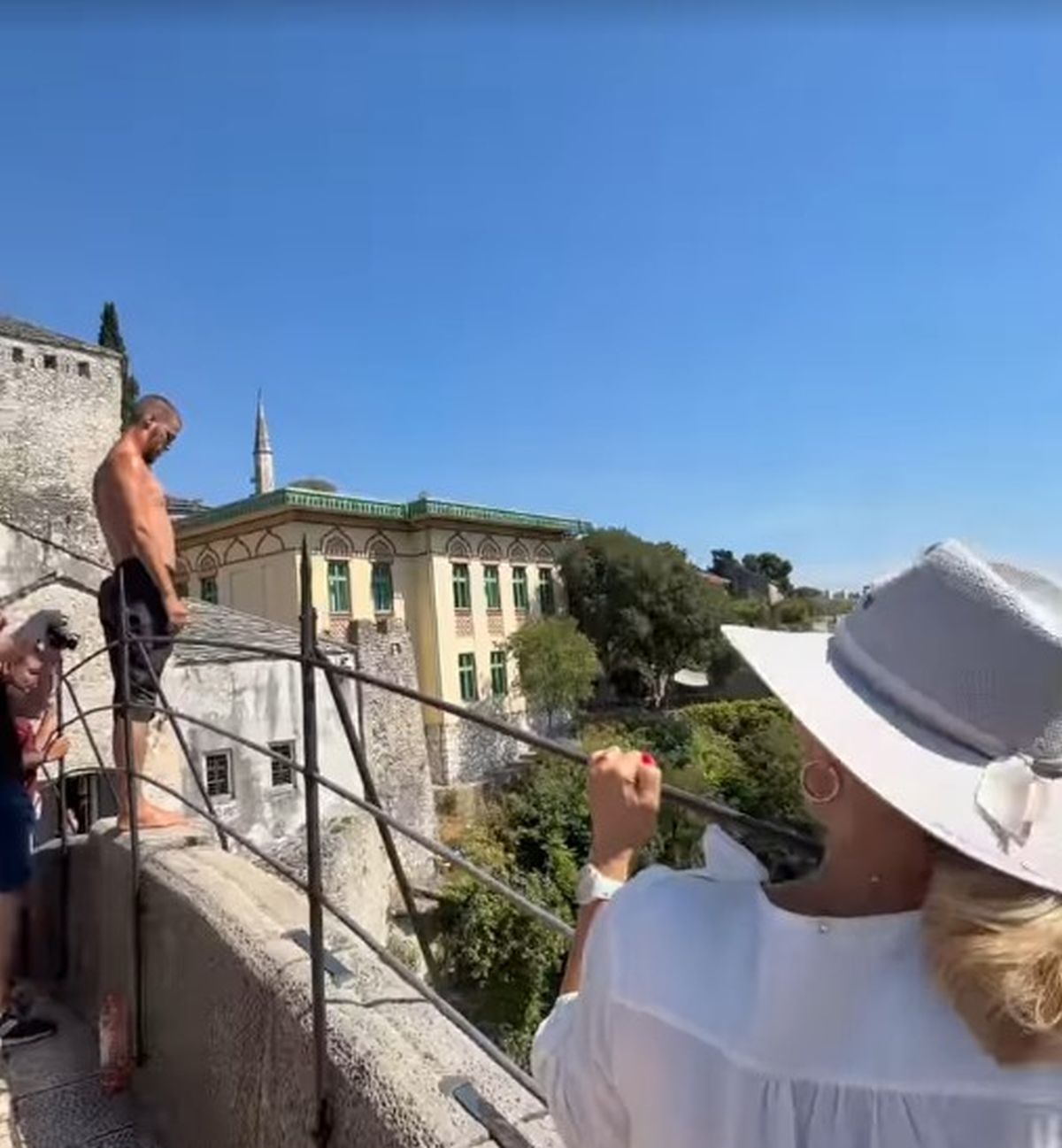 Brena na mostu gledala kako dečko skače, hitno se oglasila: "Mislim da bih se u ovim godinama..."