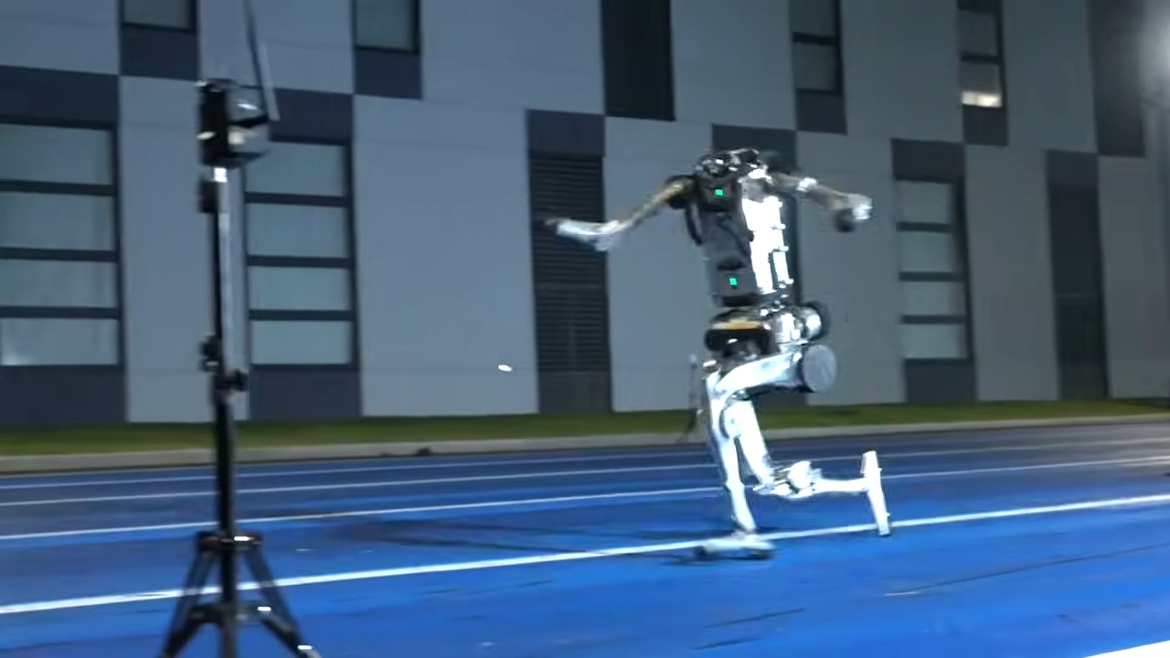 Ovaj robot trči brže od Juseina Bolta: Noge mu kraće od metra