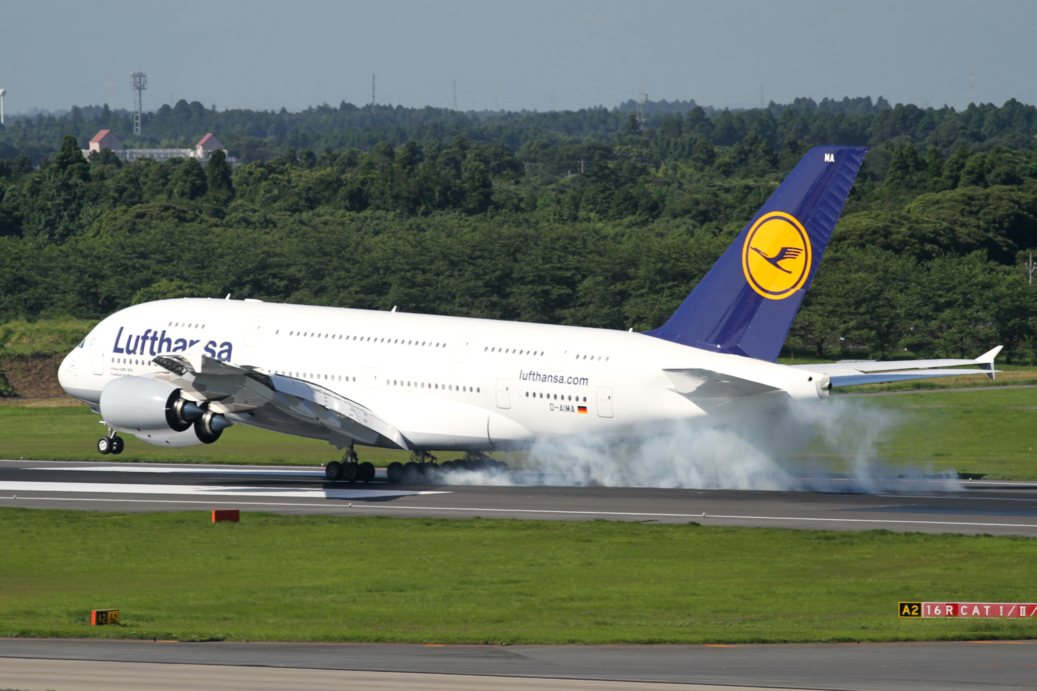 Najveći putnički avion na svetu sa 350 putnika sleteo pre piste: Airbus A380 polupao signalna svetla u Minhenu