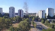 Crni dim iznad Novog Beograda – vatrogasci hitno intervenišu između Gandijeve i Bežanijske kose